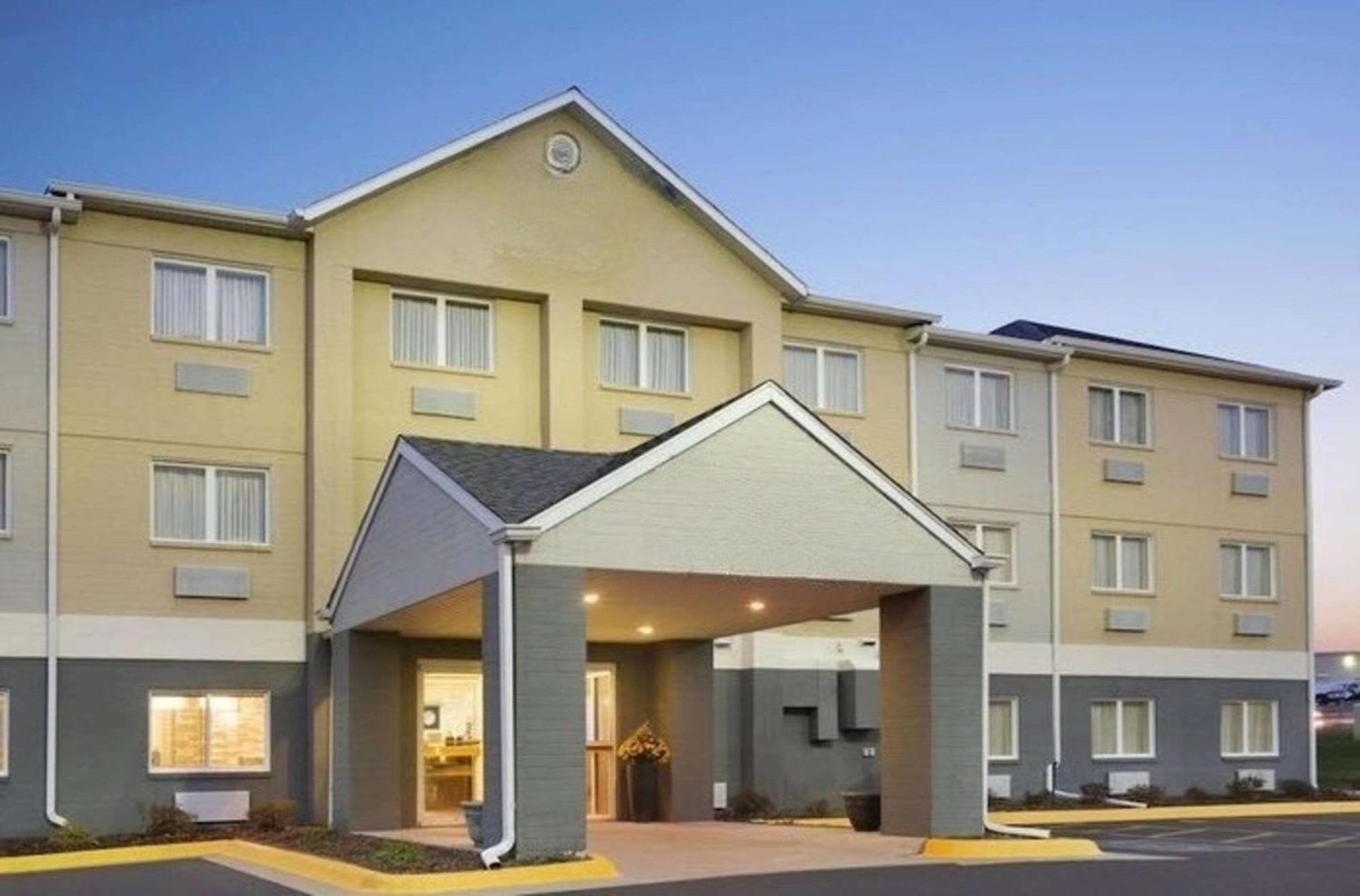 Dubuque Inn & Suites Exterior foto